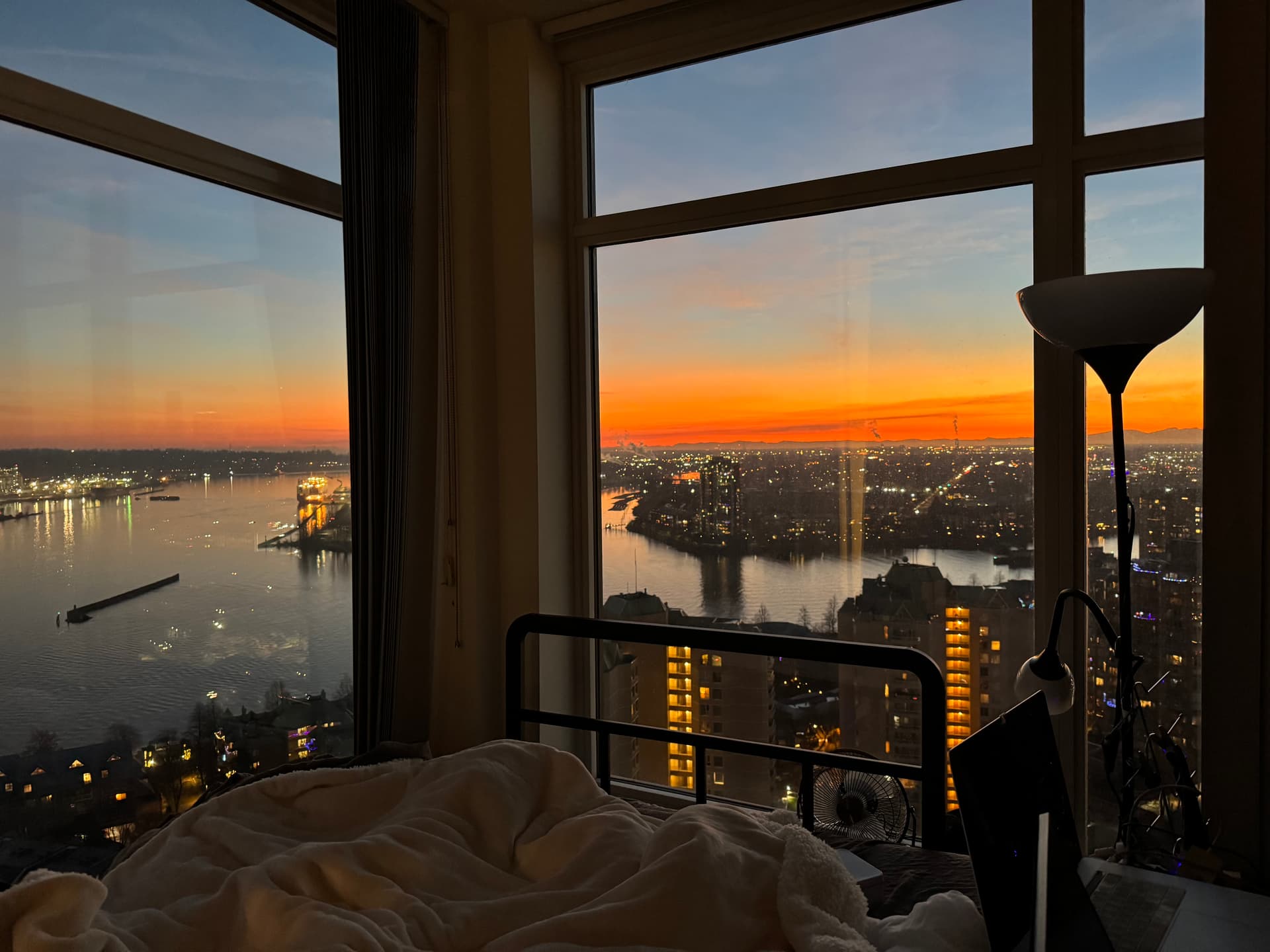 뉴웨스트 역 1분거리 콘도 거실 850불 썸네일