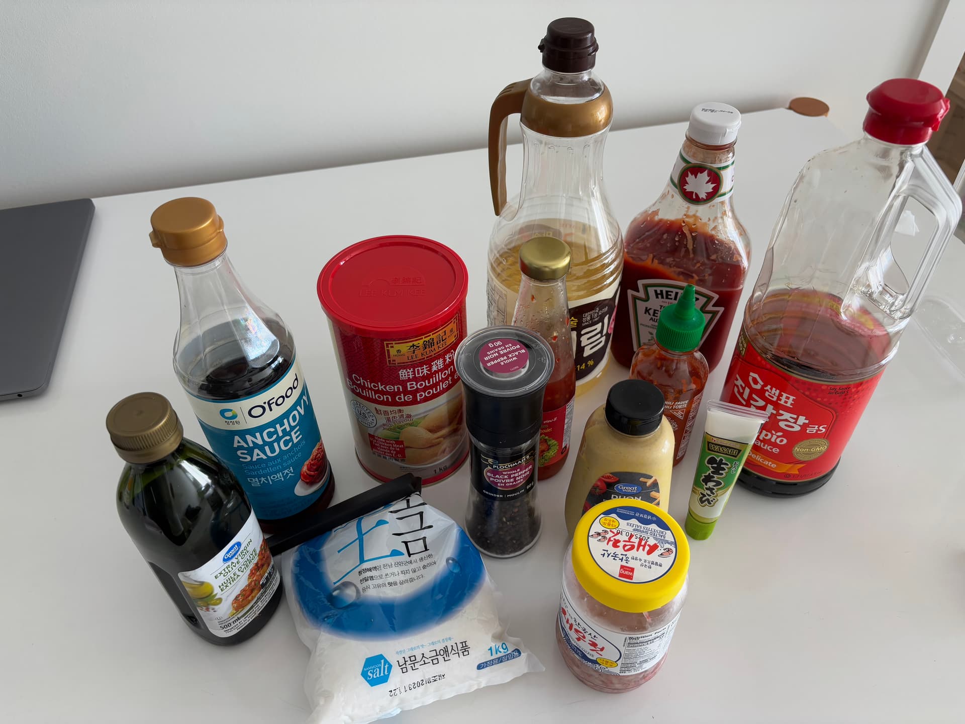 각종-양념-일괄액젓-새우젓-치킨스톡-맛술-케찹-와사비-스리라차-머스타드-칠리-간장-올리브유-통후추-등등-15-ZKoLR-이미지