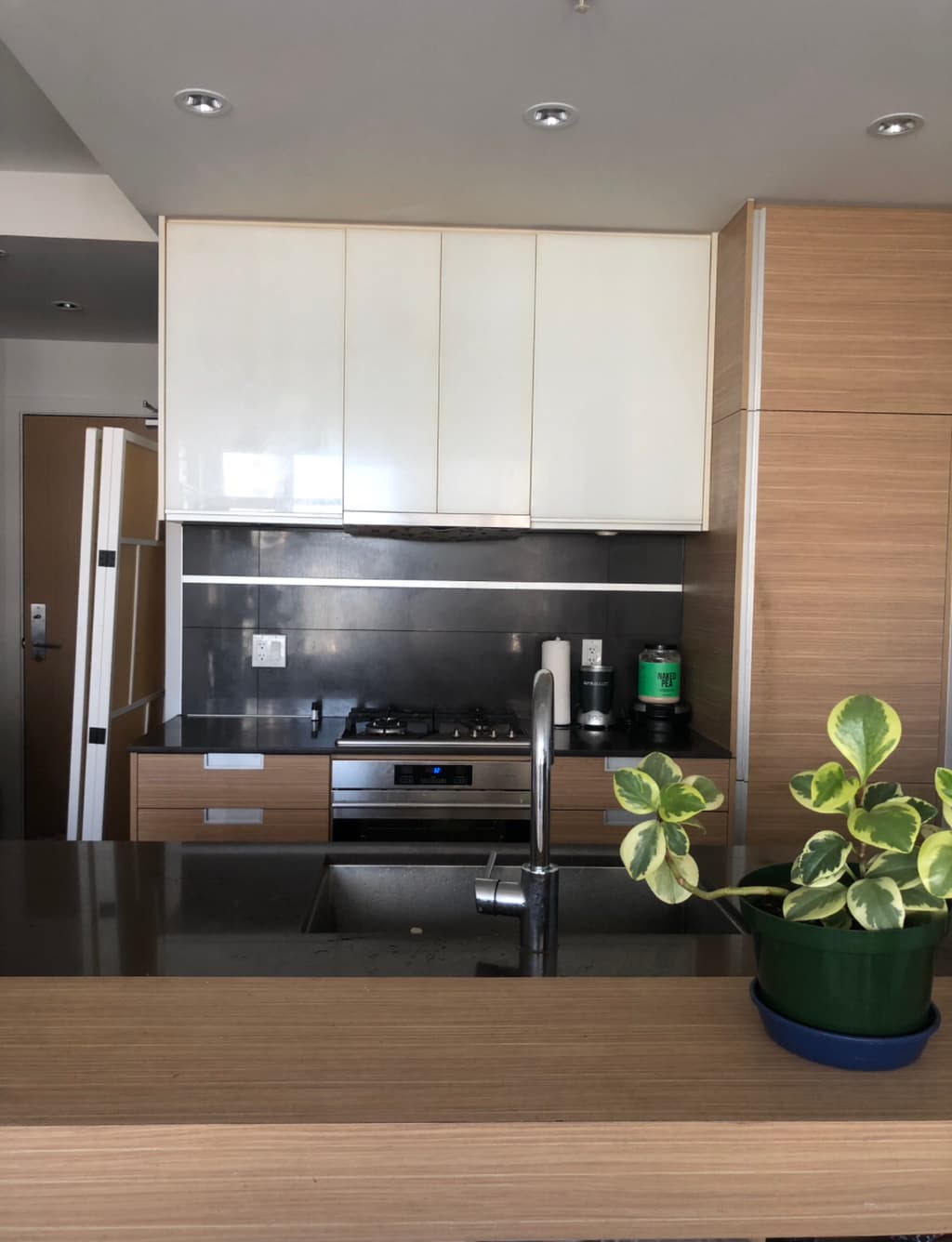 ✨메트로타운 걸어서 도보 2분! 스카이트레인5-7분, 거실 렌트 – 여자만 / 장기 거주 희망✨총 두명만살아요!🐶 썸네일