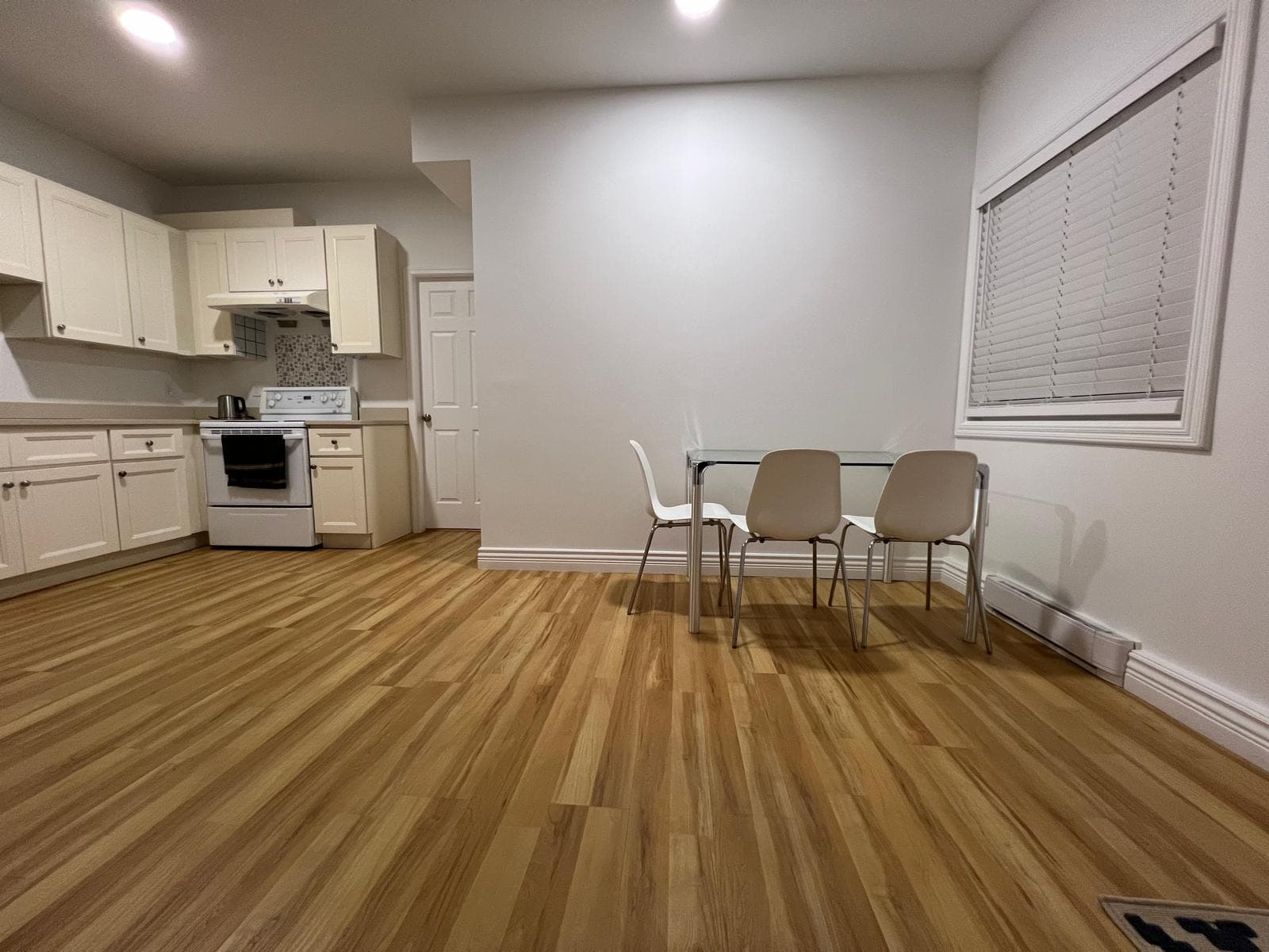 Furnished Room in Richmond – Non-Smoking Female, Weekly Cleaning Service 썸네일