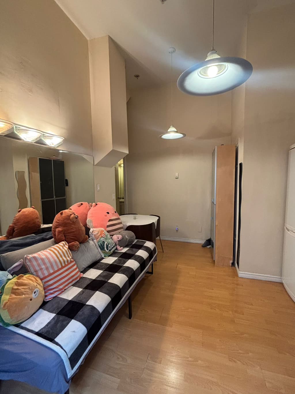 메인스트릿 1bed 1bath 유닛 $1400 전체 렌트!! / 최대 2명 가능🧡💚💛🩵 썸네일