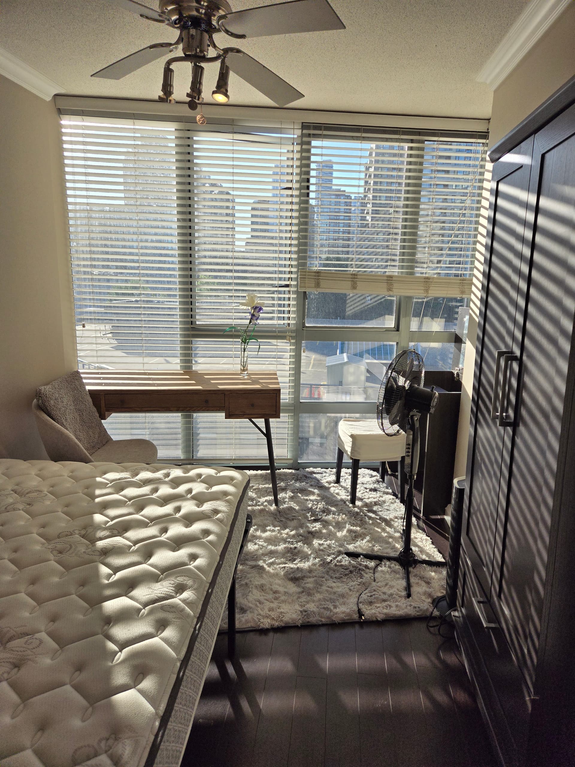 예일타운 캠비 세컨. 화장실1명과 쉐어.사람 많이 안사는집. 유틸리티 하이드로 포함. 짐 핫텁 수영장 이용가능. 12월1일부터 썸네일