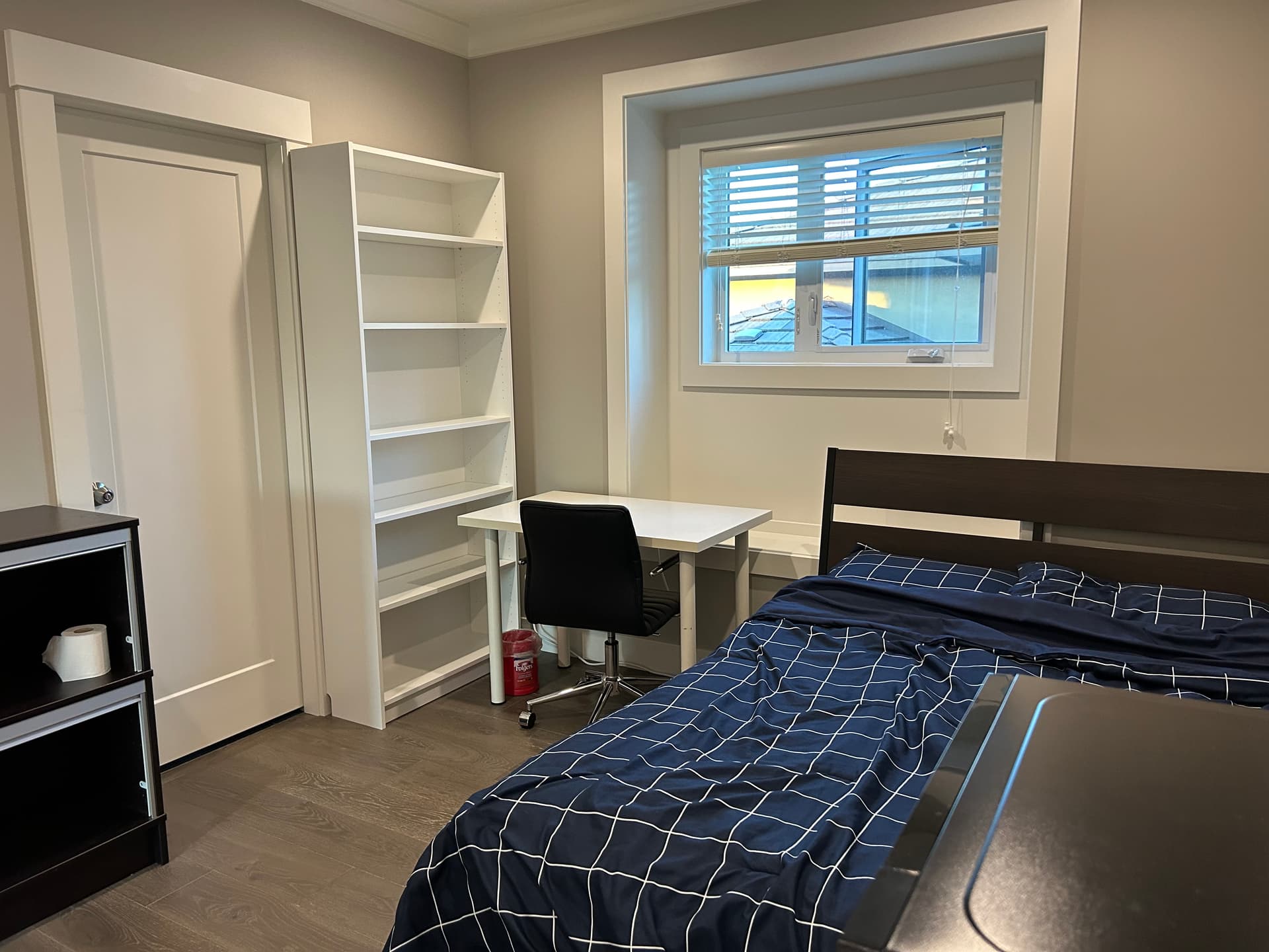 10월1 일부터 브렌트우드근교 새주택2 층에서 룸랜트 합니다* 위치: North Burnaby* * 보통 사이즈방 월세 썸네일