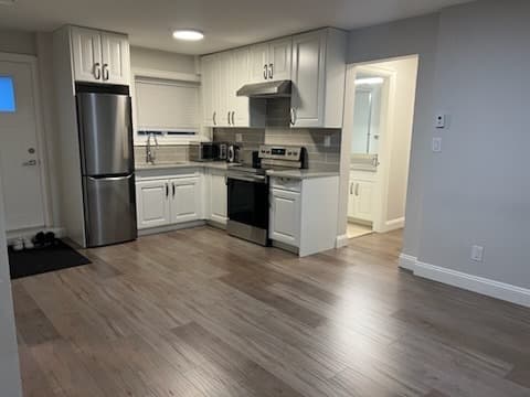 (버나비) 2Bed · 1Bath · 조용한 주택가 · 방/룸메 구함 · 애드먼즈역 근처 (베이스먼트) 썸네일