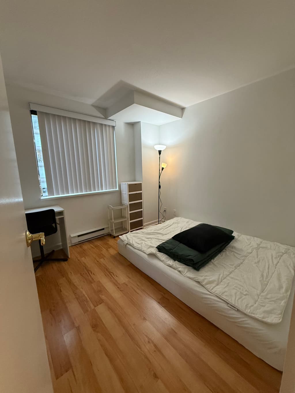 예일타운 세컨룸 룸메 구해요! (1300/거실쉐어없음) 썸네일