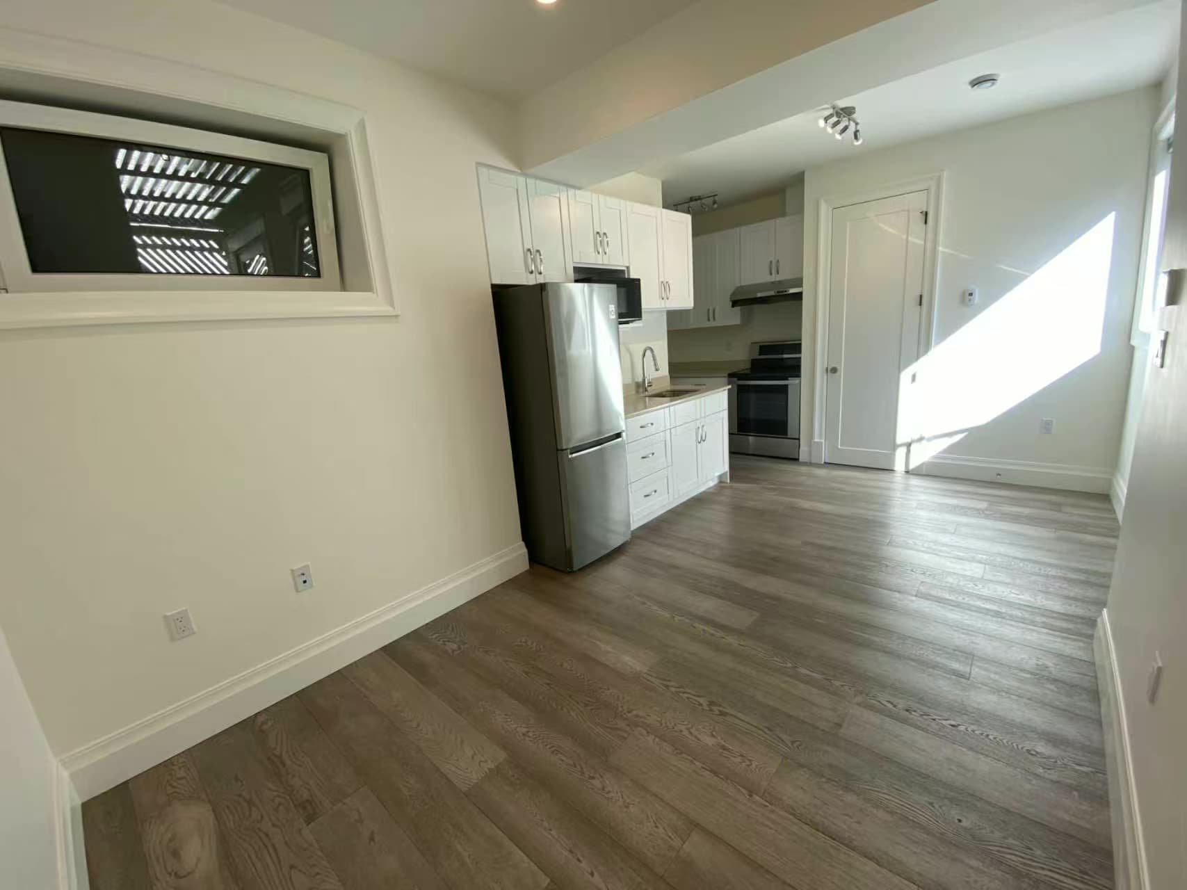 BCIT 근처 1BED 1BATH 베이스먼트 $1700 썸네일