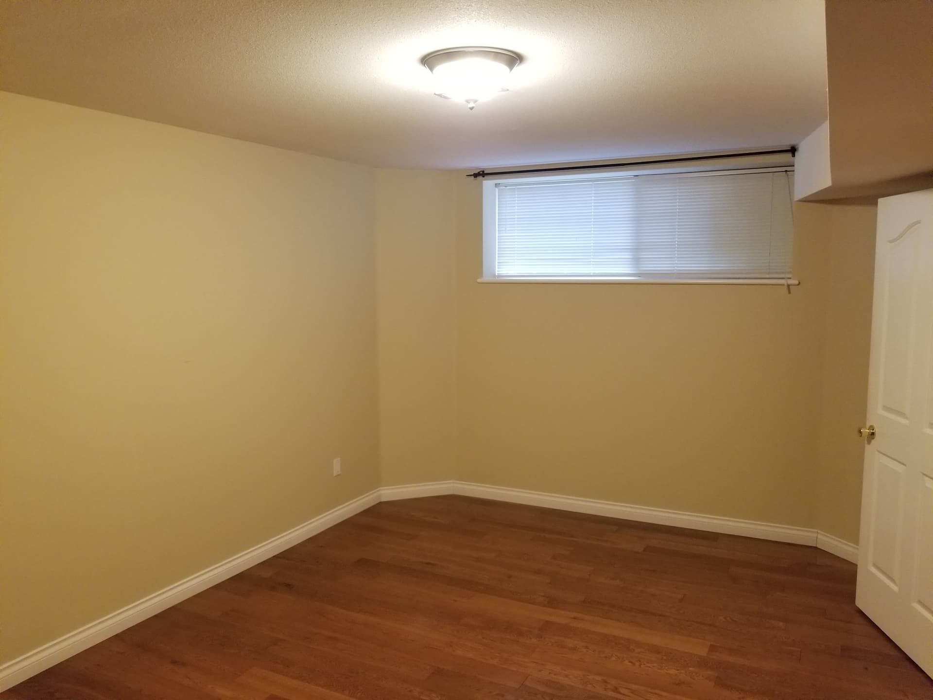 코퀴틀람 센터 룸렌트 썸네일