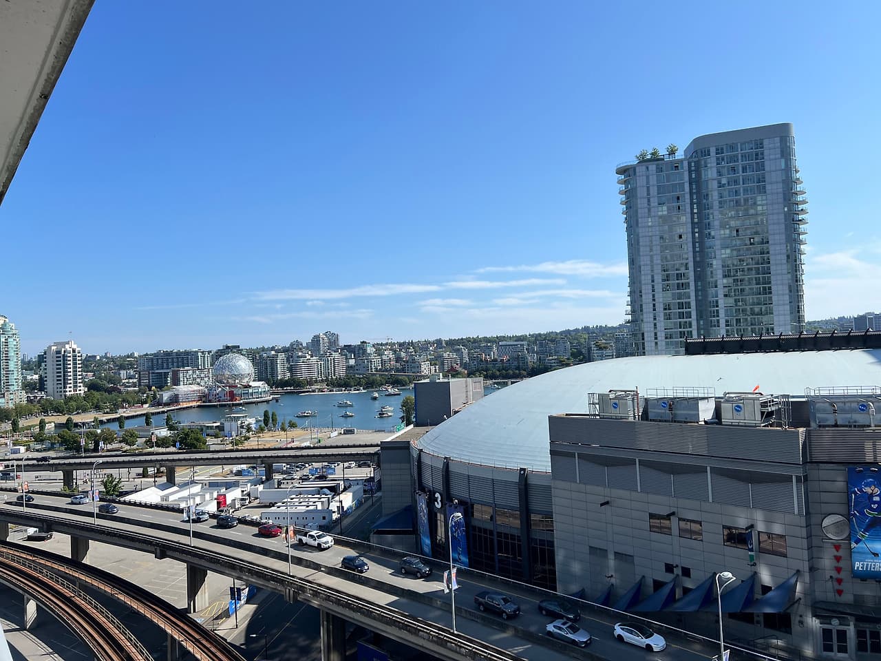 다운타운·합법 등록·호텔식 단기 숙소 + 무료주차! 썸네일