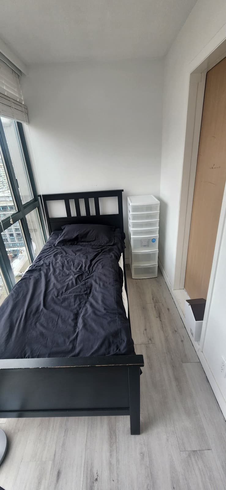 1월1일입주 솔라 + 미니덴 850 구해요. 다운타운 중심가 그랜빌 중심에 있어요 썸네일