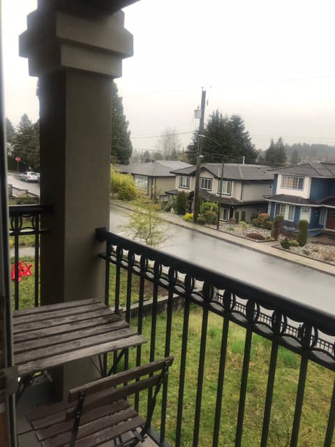 버나비 하우스룸렌트! 발코니 있는 방$850 12월 입주 썸네일