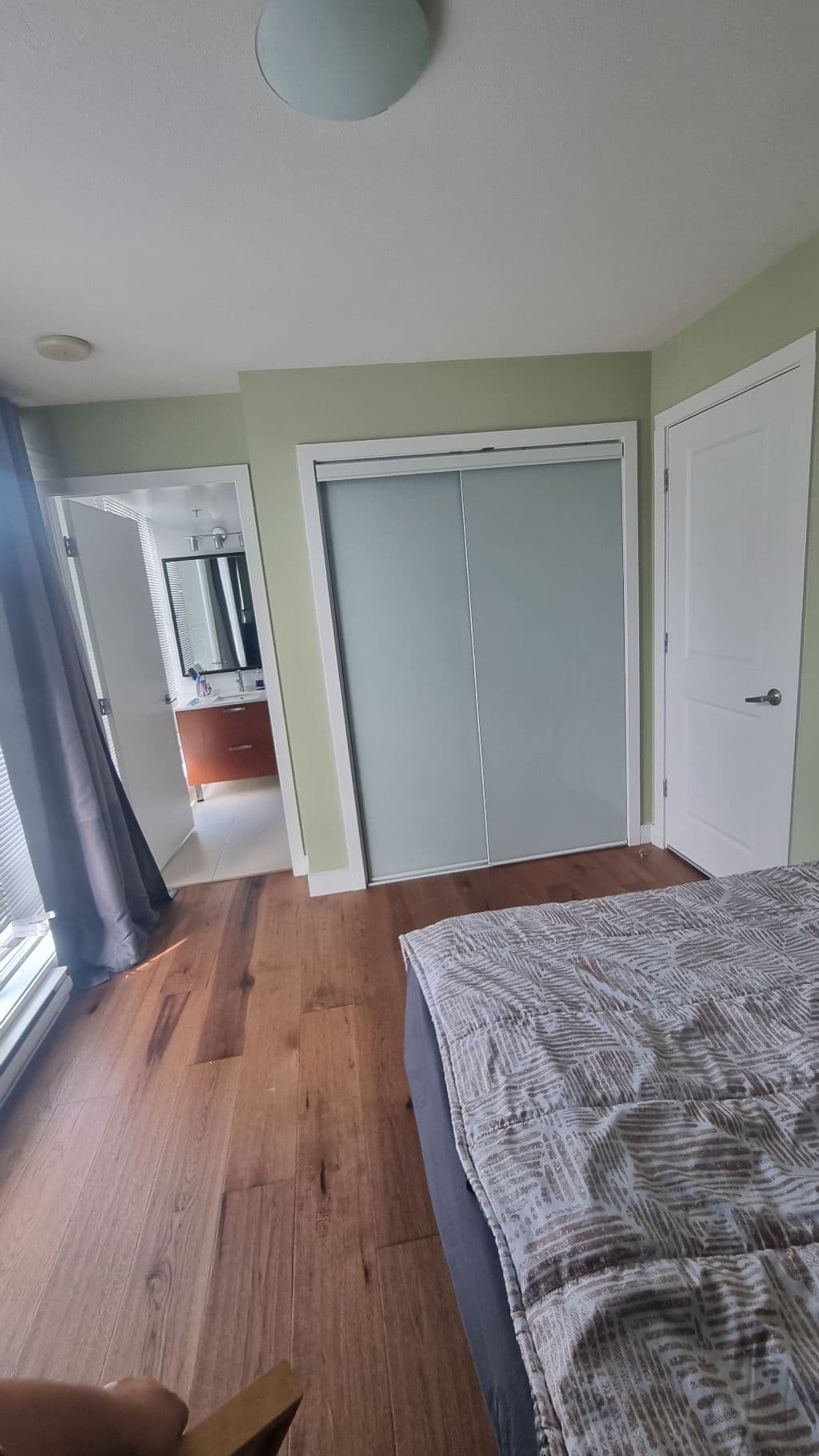 1월1일 입주가능한 다운타운에 거실쉐어 없는 조용한 집이에요.깔끔한 마스터룸에 거주하실분 찾습니다. 썸네일