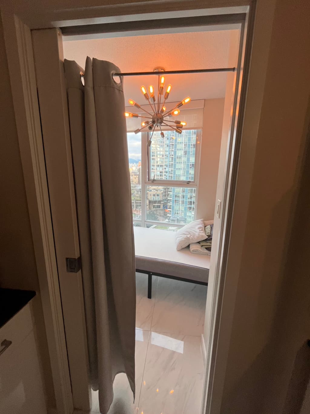 겨울에 따뜻한 솔라룸 // 여성전용 // 다운타운 어학원근처 // 입주시 이사지원가능 // 할인문의 환영!! 썸네일