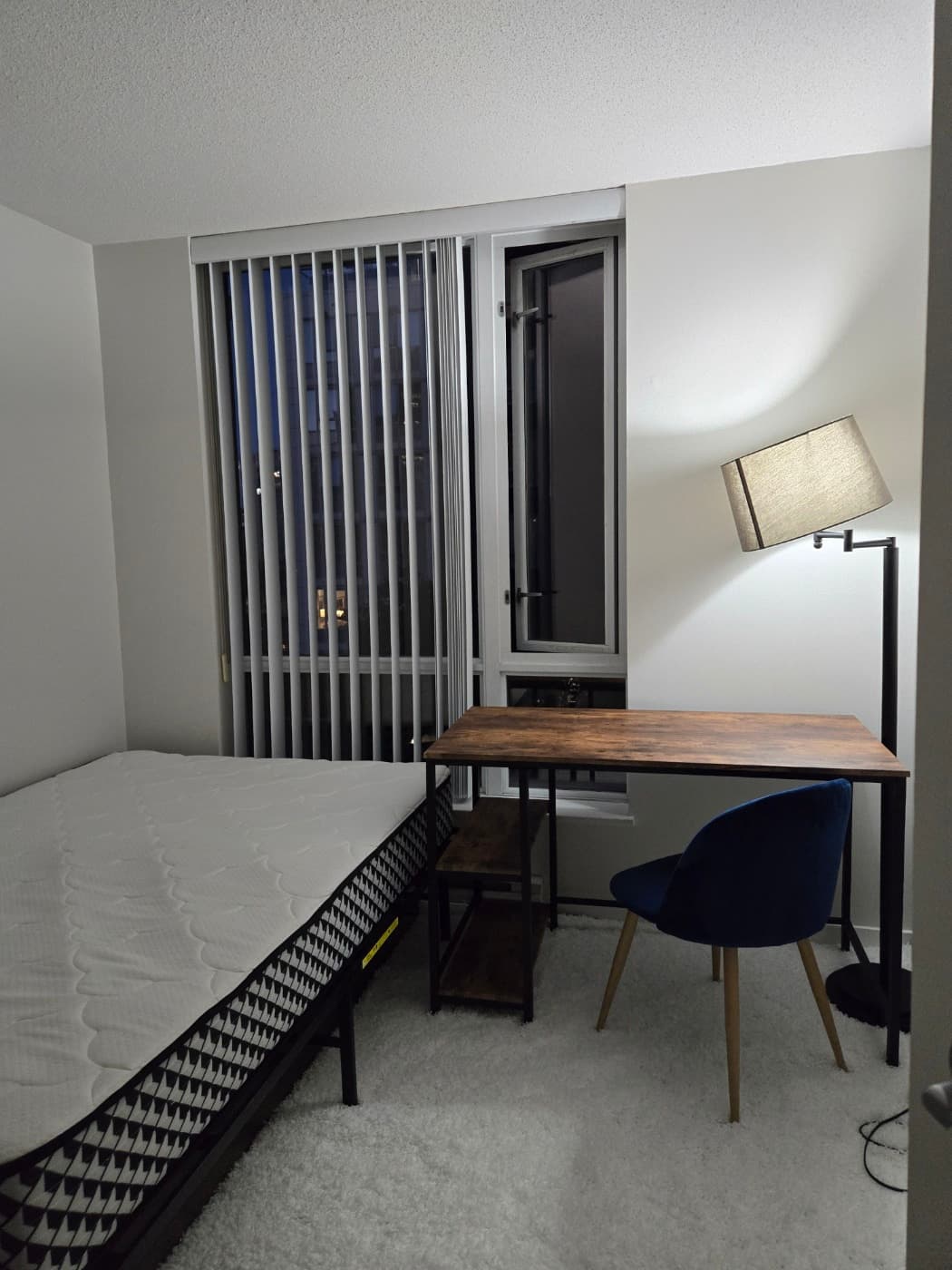 예일타운 시모어 세컨. 여성전용. 당장 입주가능 유틸리티 하이드로 포함. 벽개인옷장있음.1200 썸네일