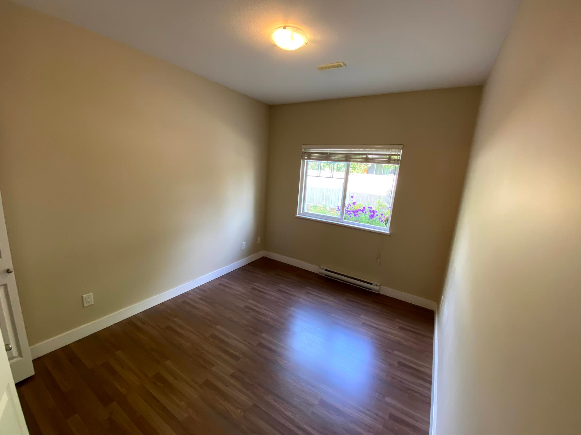 📢 코퀴틀람 코모레이크 근처 1층 렌트합니다 지하 아닙니다 — 밝고 따뜻한 1층 🏡 썸네일