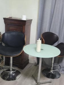 Bar-table-and-chairs-UYaaZ-이미지