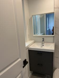 Sperling-Burnaby Lake 역 깨끗한 1bed room Rent or 룸렌트 (다양한 옵션) 썸네일