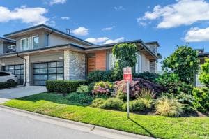 [Wynn Realty] 노스 밴쿠버에 위치한 방 3개 + 덴 + 화장실 3.5개를 가진 고급 타운홈을 소개드립니다. 썸네일