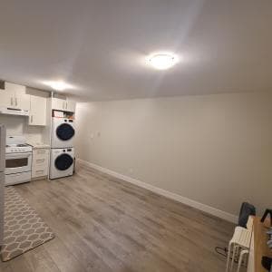 로히드역 근처, 10월 말, 2Bed 1 Bath 가전완비한 Legal Suite $1500 썸네일
