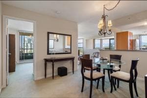 브렌트우드 넓은 2베드 2욕 콘도 썸네일