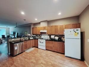 써리 플릿우드 넓고 환하며 조용한 방3 타운하우스 썸네일