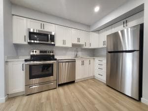 [샘리부동산] 조용한 윌로비 단독주택가 2베드 지하 스위트 렌트 썸네일