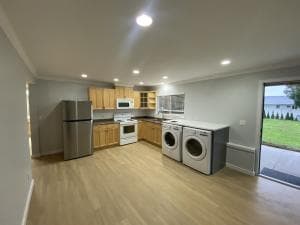 레노베이션 완료된 2 BED & STUDIO 지상층 베이스먼트 유닛 썸네일