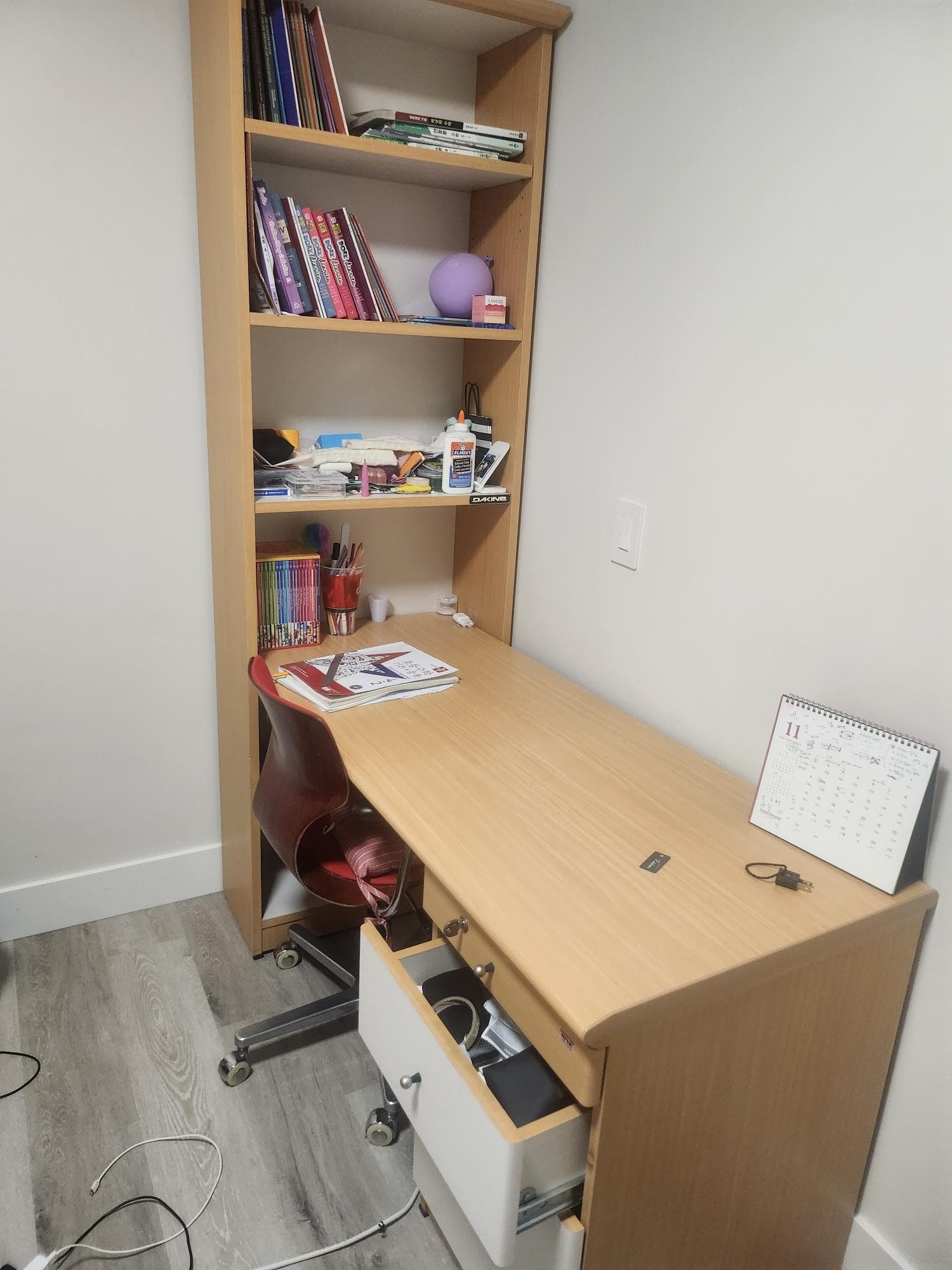 책상-CqJZ4-이미지