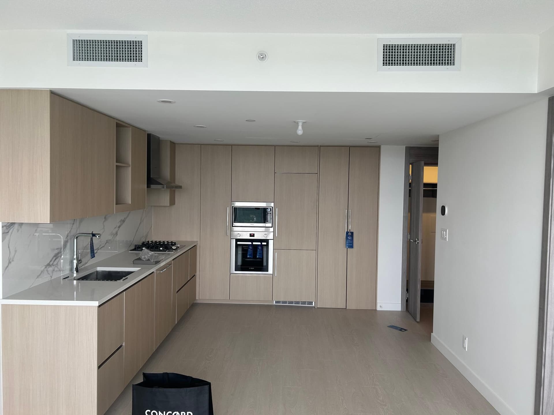 써리 킹조지 하이라이즈 1베드 썸네일