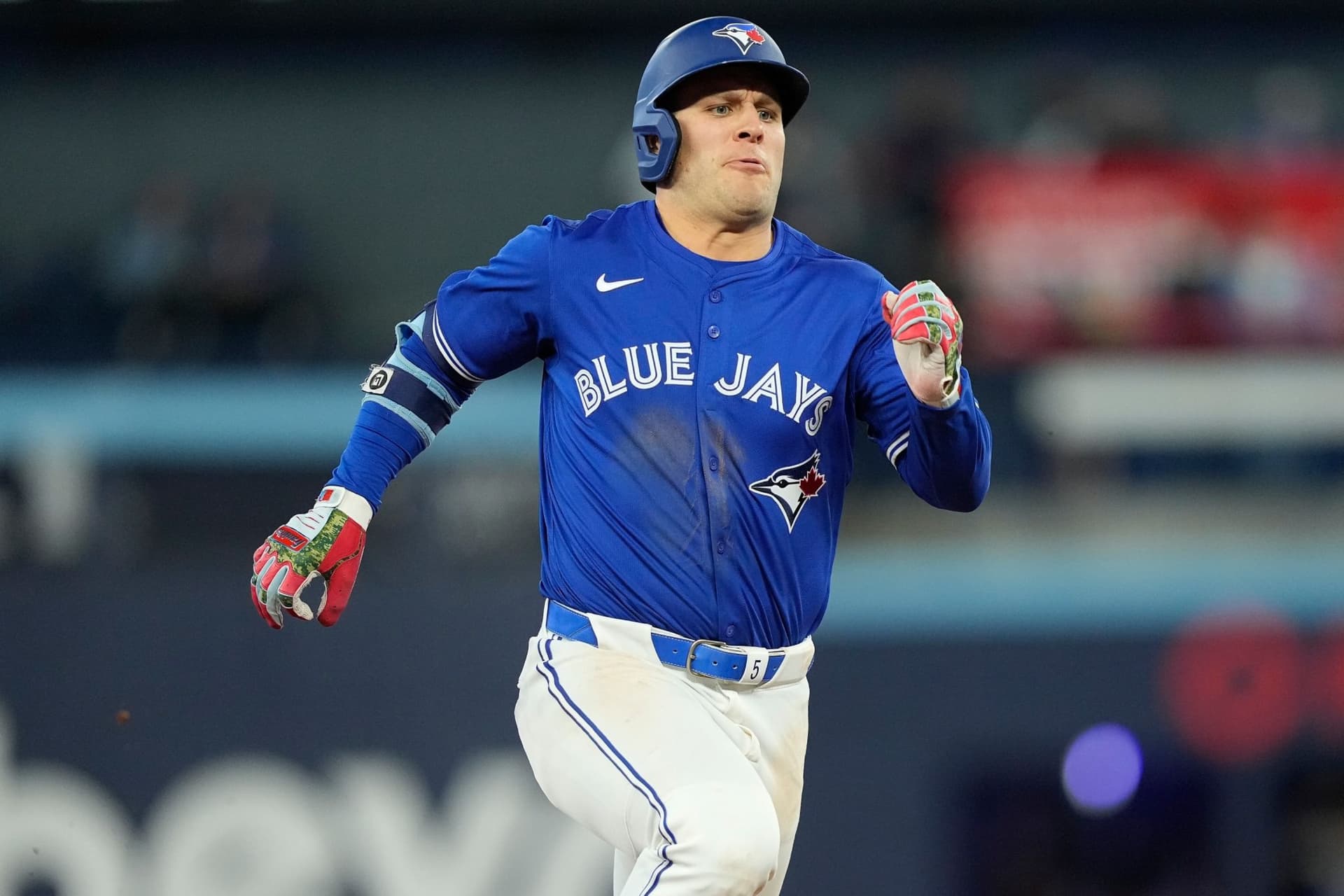 https://display.dailyhive.com/uploads/2025/08/blue-jays-varsho-2-1.jpg
