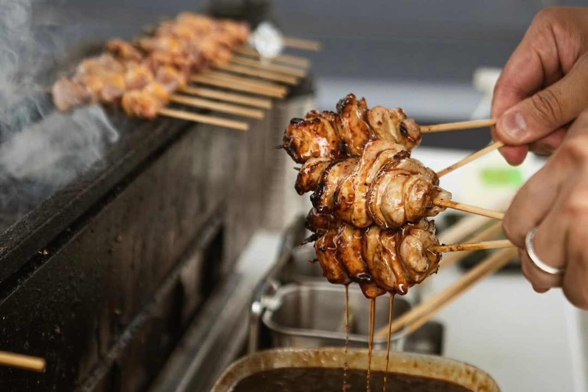 https://display.dailyhive.com/uploads/2025/10/かしわkashiwa-thigh-sumibiyakiarashi-yakitori-炭火焼きアラシ炭火焼きあらし焼き鳥やきとり焼鳥鳥しきichimon-備長炭kas-2.jpg