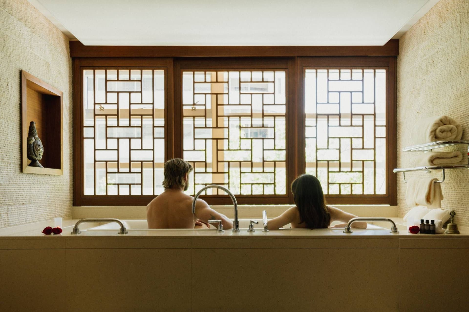 https://display.dailyhive.com/uploads/2025/10/Hyatt-Vancouver-Downtown-Alberni_Orrin-Spa_Couple-in-bathtub-Couples-Treatment-Room.jpg