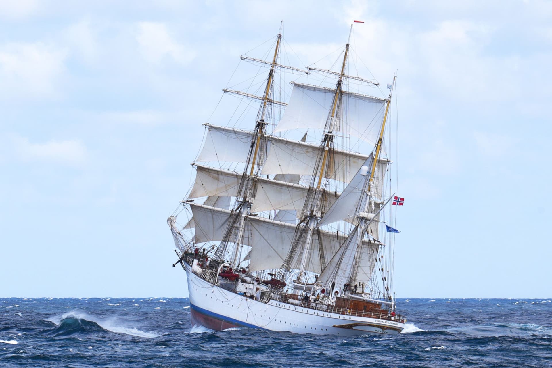 https://display.dailyhive.com/uploads/2025/10/tall-ship-2.jpg