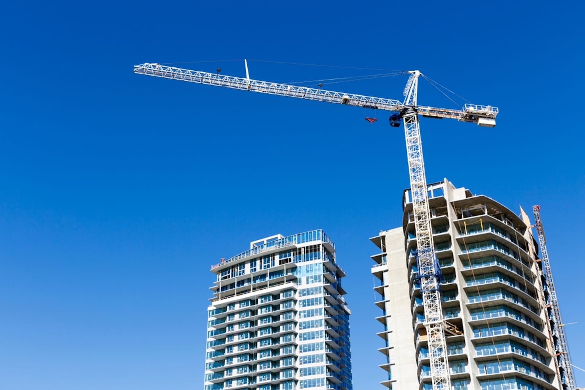https://display.dailyhive.com/uploads/2025/10/vancouver-condominium-condo-tower-construction-crane-f.jpg