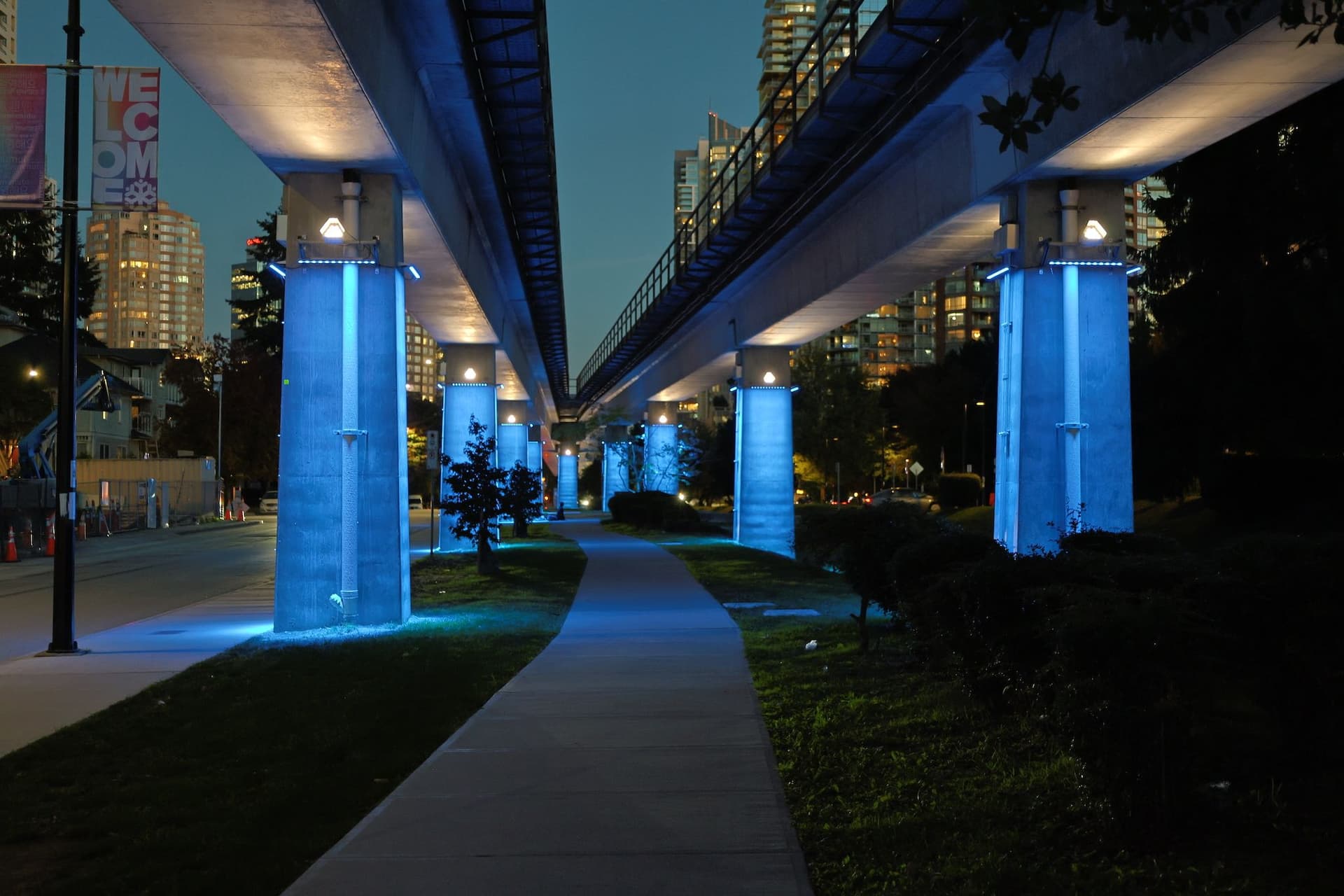 https://images-dh-production-baselayer.dailyhive.com/uploads/2025/11/bc-parkway-illumination-skytrain-expo-line-burnaby-f.jpg