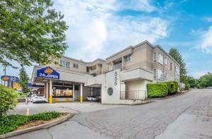 Pet Friendly / 로히드역 도보 저층콘도 2Bed 1Bath 썸네일