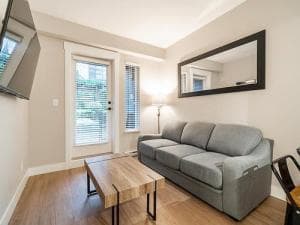 ๋ญ๋ฆฌ ์๋ก๋น ์ผํฐ์ ์์นํ 1์ธต ์ฝ๋ ์ธ๋ค์ผ